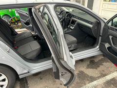 Fahrzeugabbildung Volkswagen Passat Variant 2,0 TDI DSG Unfall  Airbag`s O.K.