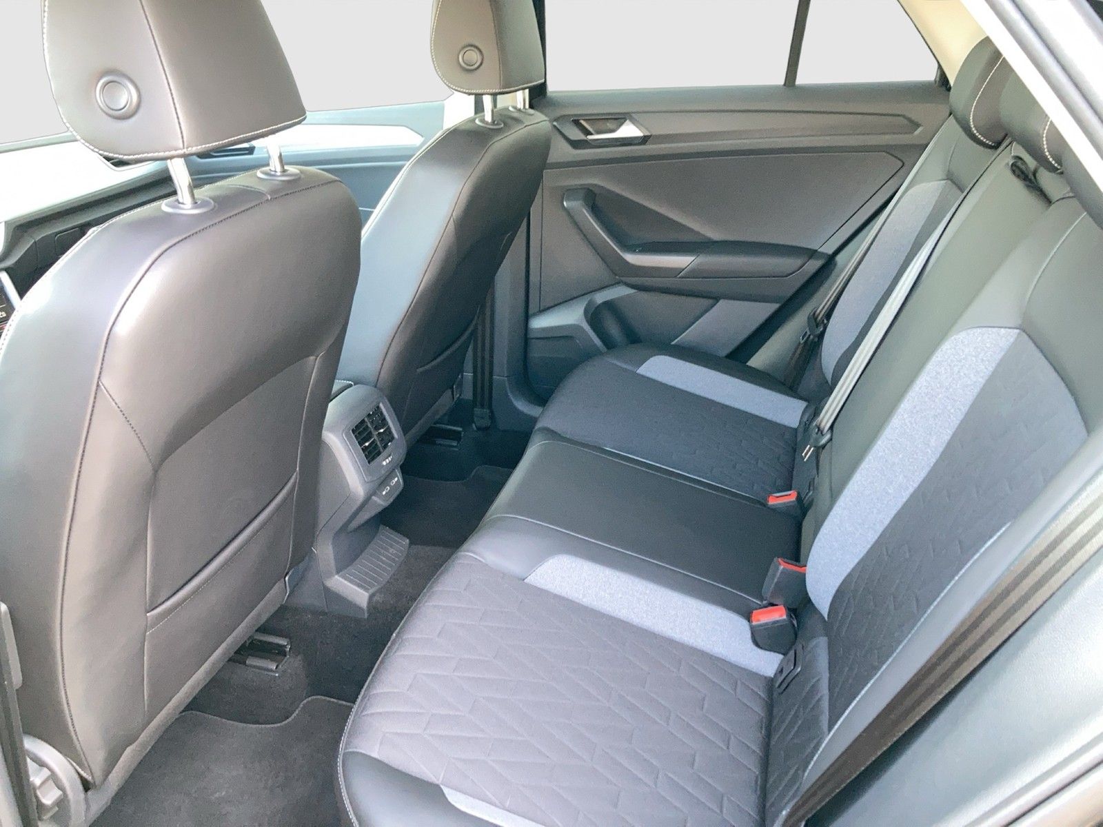 Fahrzeugabbildung Volkswagen T-Roc TSI Goal DSG LEDplus Navi AID ACC SHZ Park
