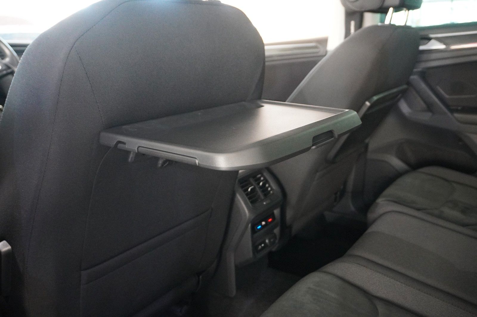Fahrzeugabbildung Volkswagen Tiguan 2.0 TSI 4MOTION R-LINE NAVI/KAMERA/SH/AHK