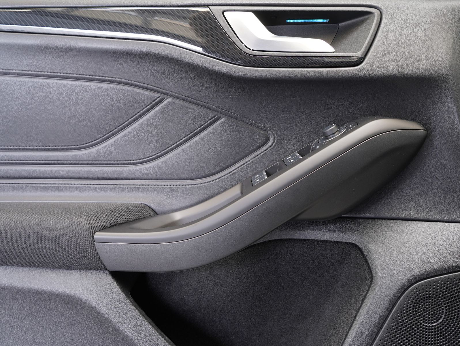 Fahrzeugabbildung Ford Focus Turnier ST-Line X 1.0 EcoBoost PANO
