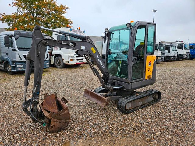 Volvo EC 20 C with 4 buckets in good condition