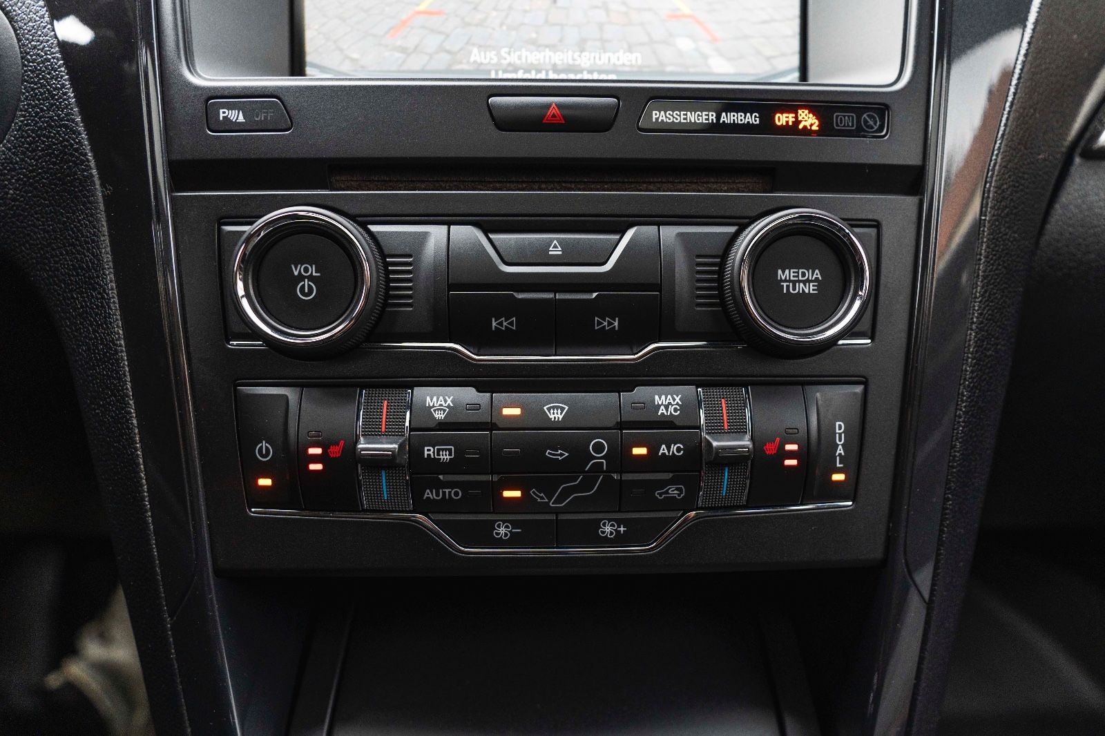 Fahrzeugabbildung Ford Explorer XLT 3,5L 4X4 LPG 6 SITZE KAM NAV