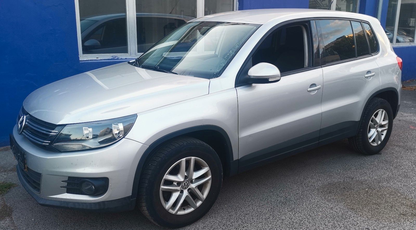 Volkswagen Tiguan - 1