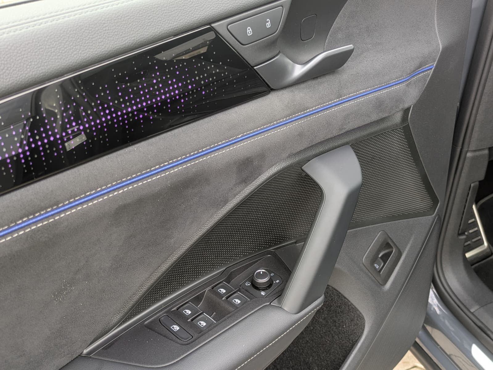 Fahrzeugabbildung Volkswagen Tayron 2.0 TDI 4M R-Line BLACK*7Si*MATRIX*PANO