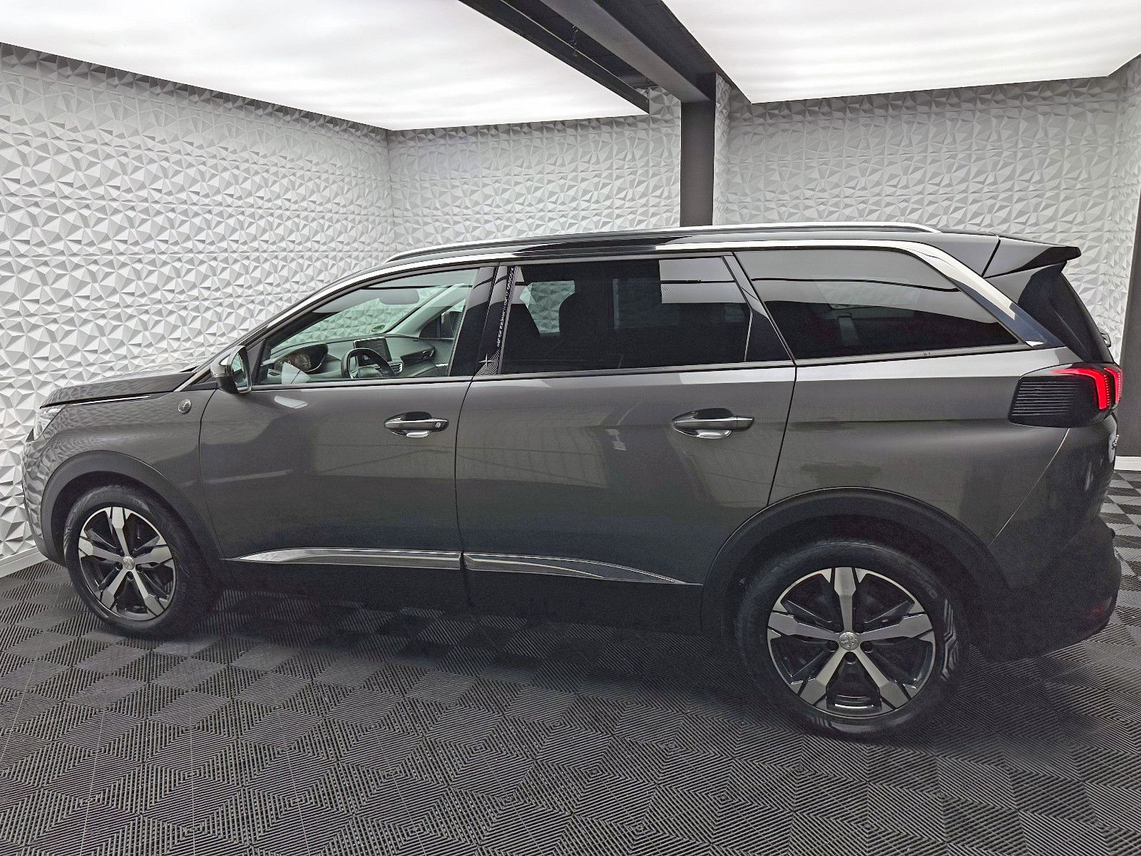 Fahrzeugabbildung Peugeot 5008 1.5 HDi/KEYL/R-CAM/7-SITZER/LED/MASSAGE/AHK