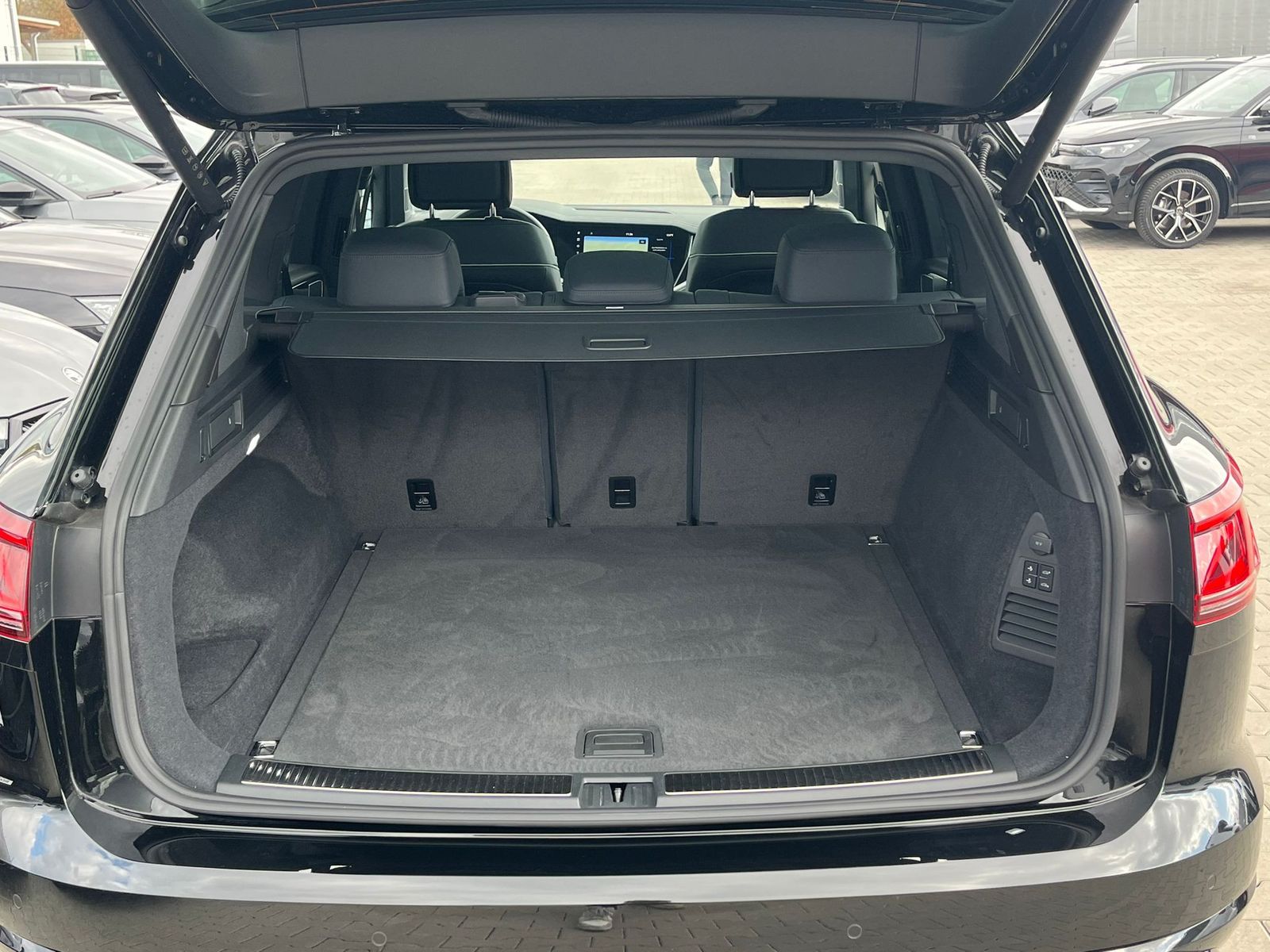 Fahrzeugabbildung Volkswagen Touareg 3.0TDI 4M R-Line VOLL Black 22" UPE 114T