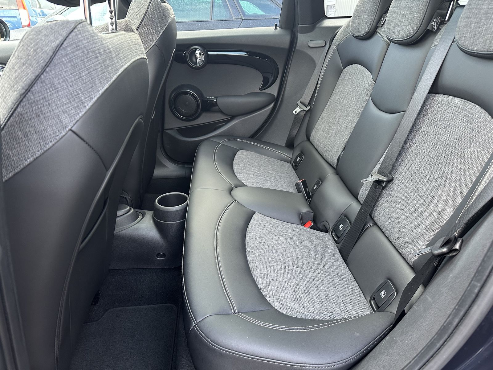 Fahrzeugabbildung MINI Cooper 5-Türer Classic Trim NAV+LED+PANO+KAM+ACC