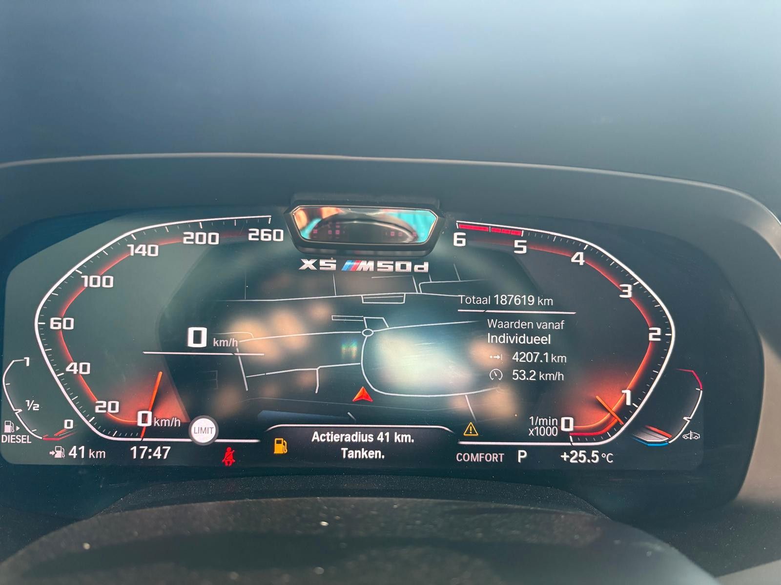 Fahrzeugabbildung BMW X5  M50D,SKYLOU;22,LASER,HUD,PANO;