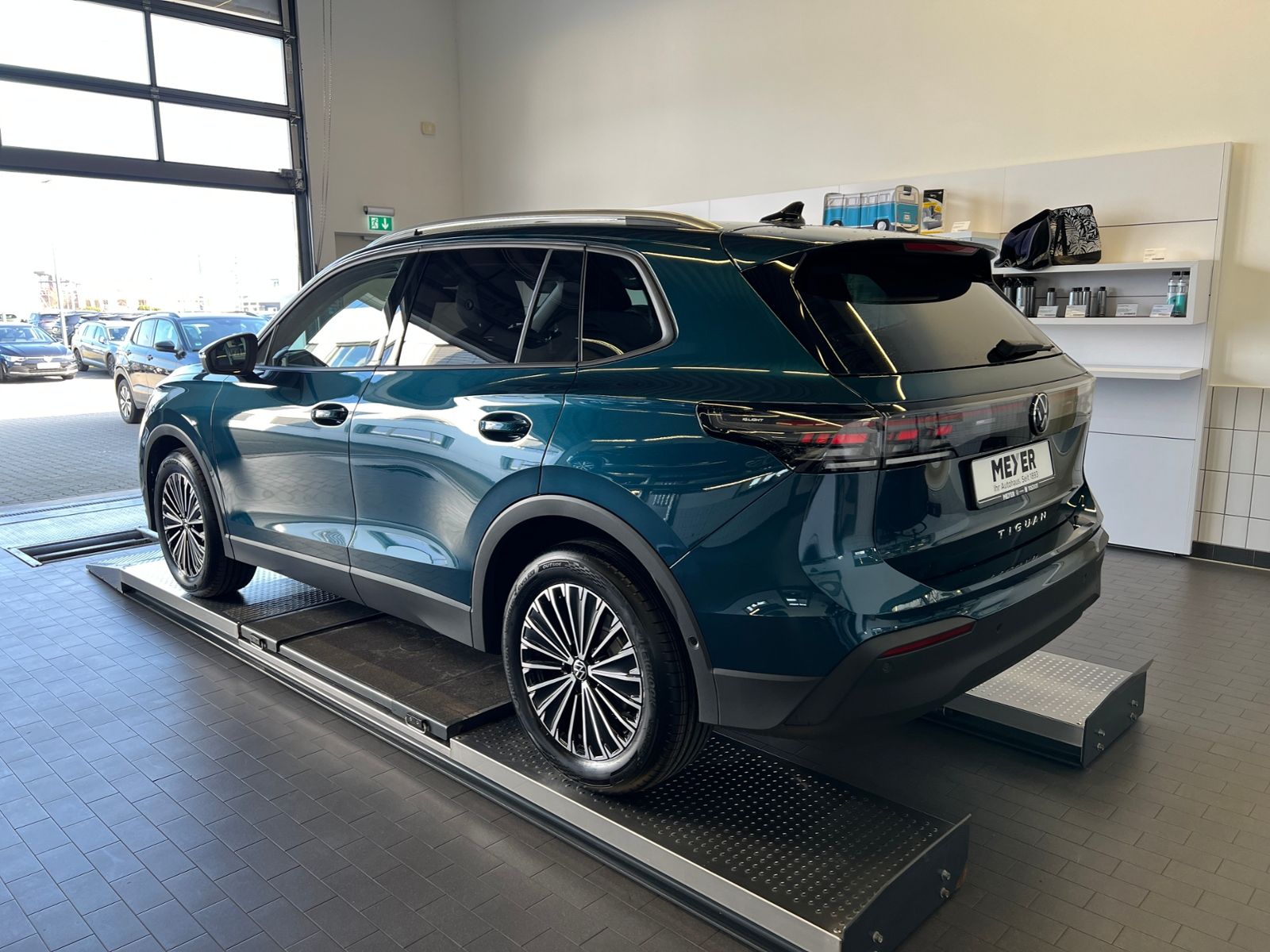 Fahrzeugabbildung Volkswagen Tiguan Life 2.0 TDI DSG *AHK, LED, Kamera, 18''-