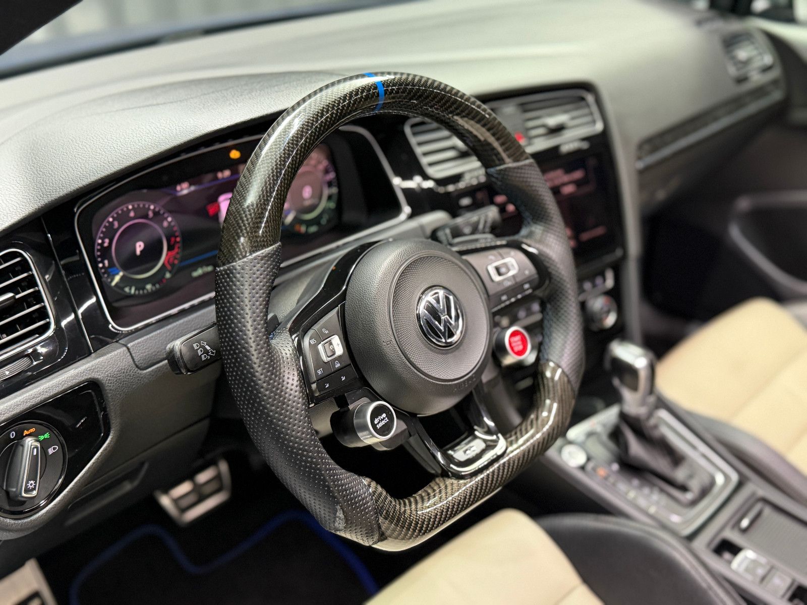Fahrzeugabbildung Volkswagen Golf VII R 4Motion |REMUS|PANO|LEDER