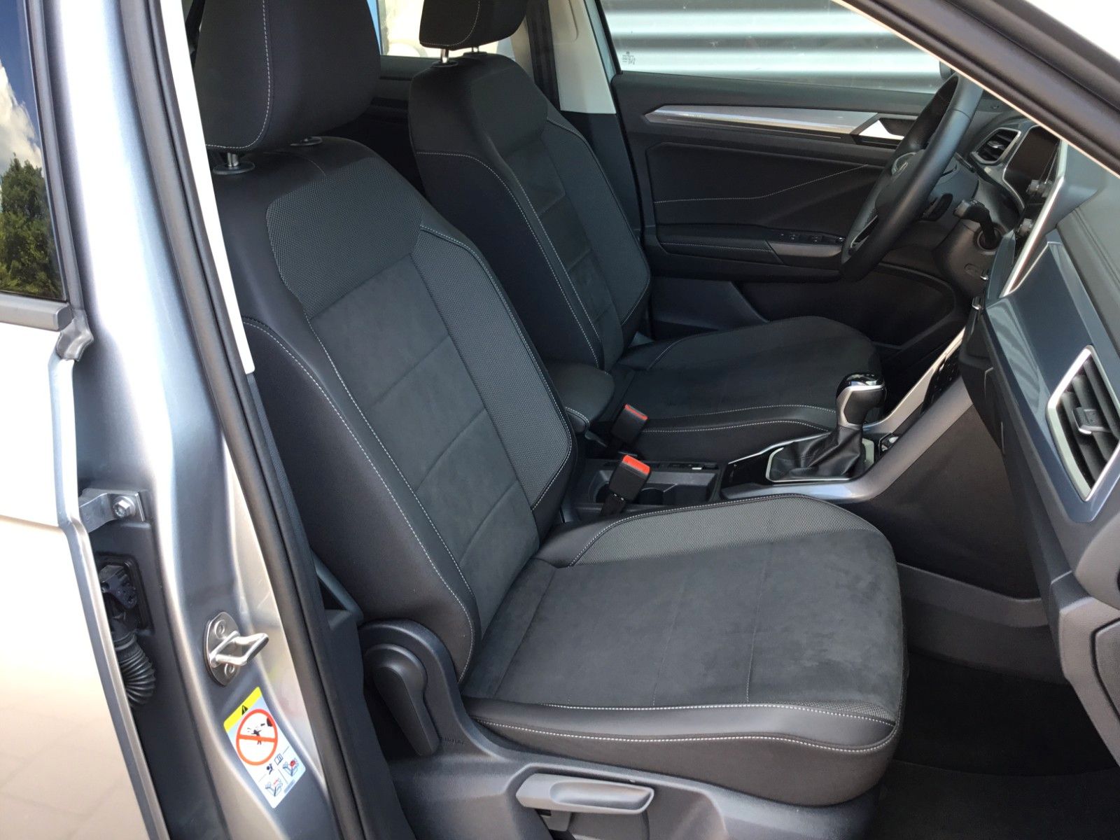 Fahrzeugabbildung Volkswagen T-Roc 1.5 TSI DSG Style+AHK+LED+ACC+17"+Kamera