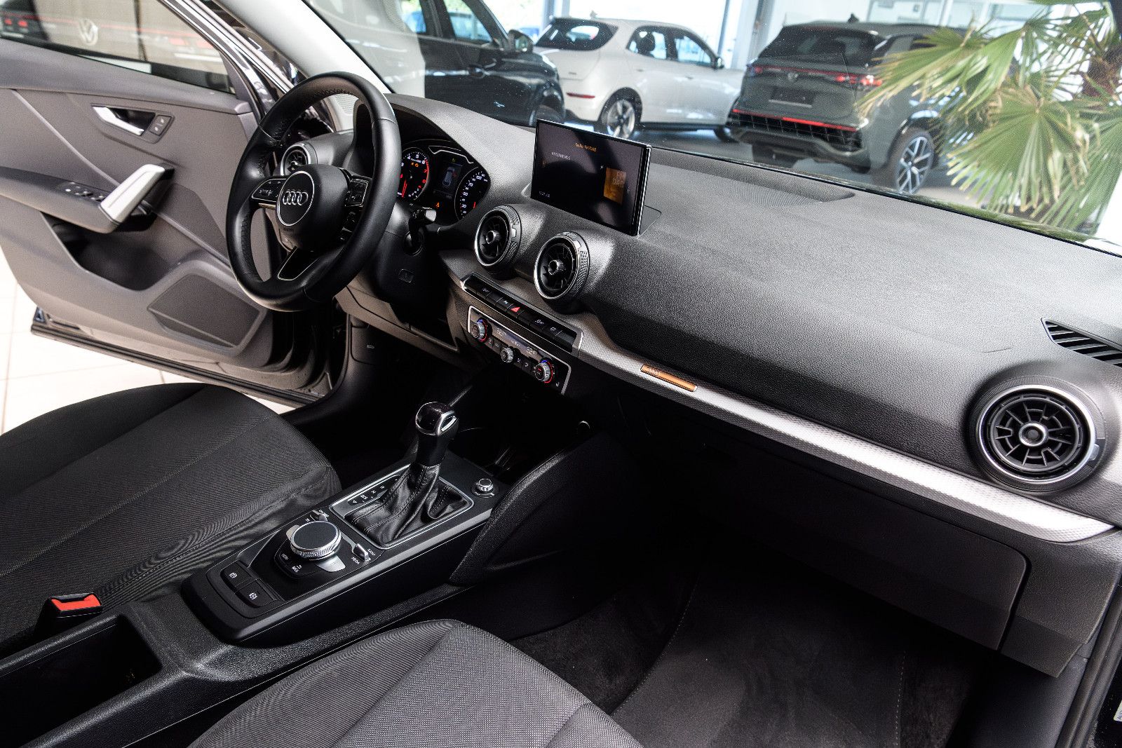 Fahrzeugabbildung Audi Q2 35 TFSI S tronic LED/SZH/RFK/NAVI/GJR