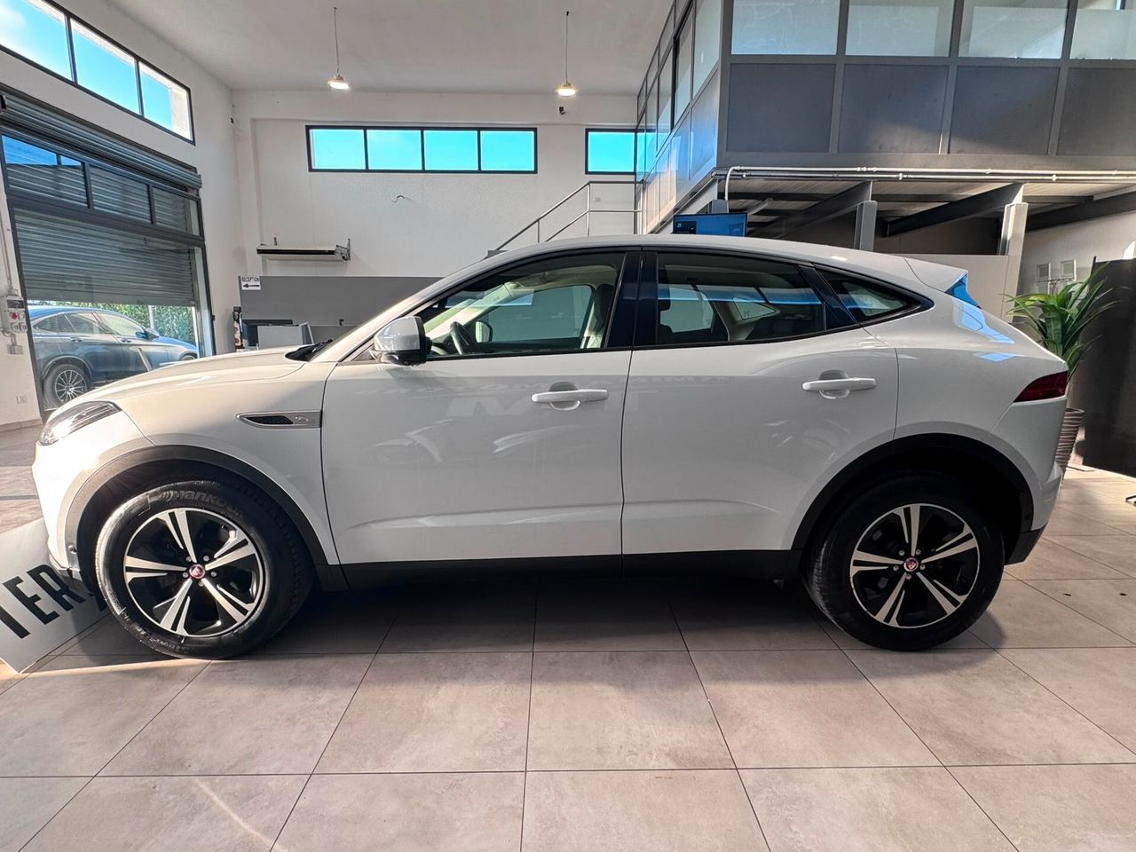 Jaguar E-Pace 2.0D I4 163 CV AWD Auto imagem 3