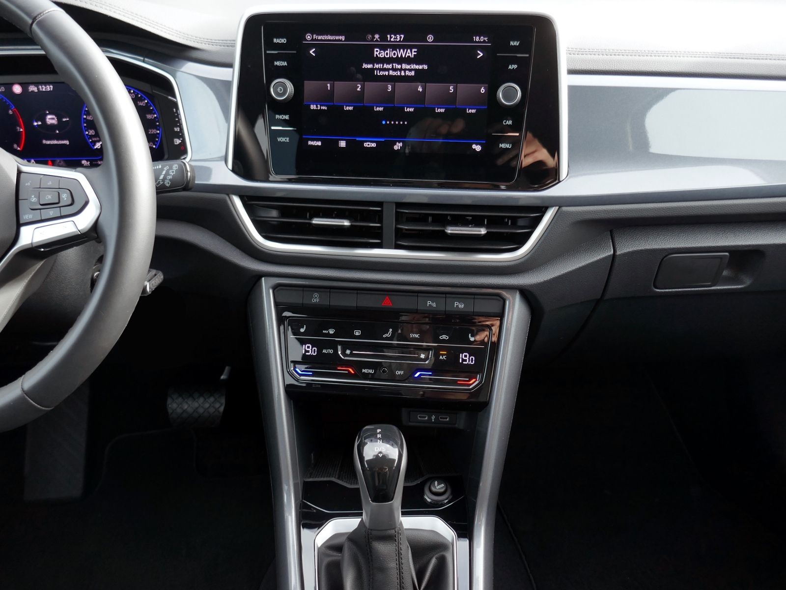 Fahrzeugabbildung Volkswagen T-Roc Style 1.5 TSI DSG | LED AHK RFK ACC