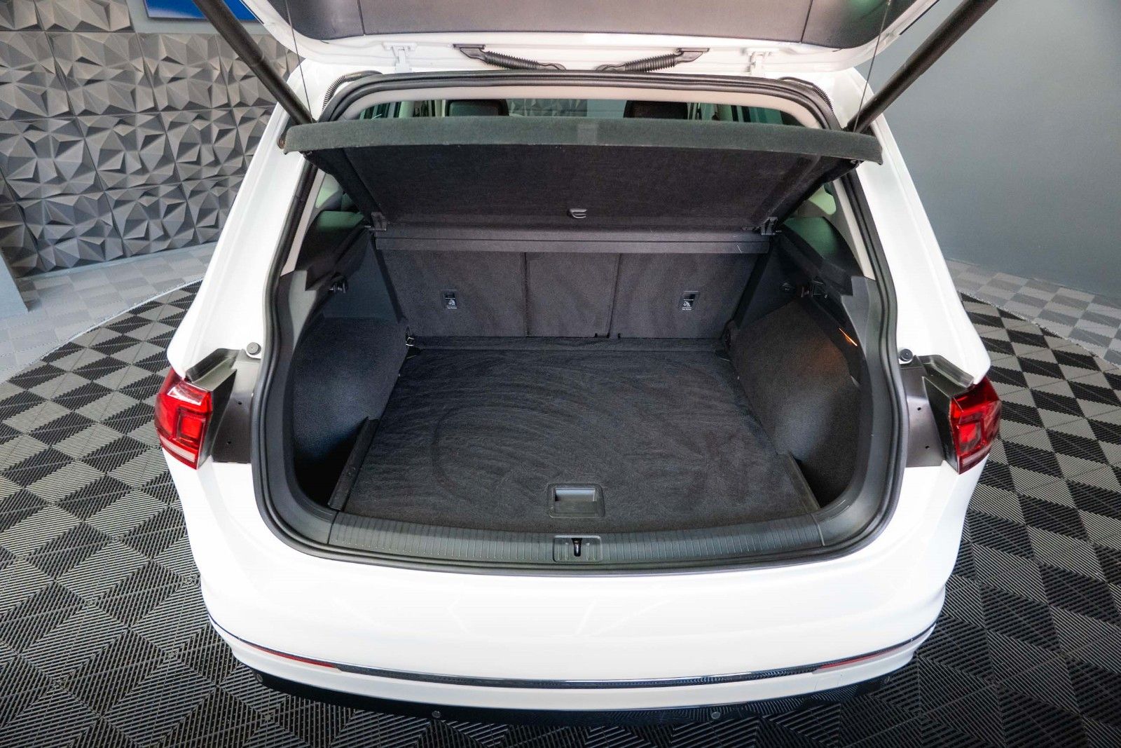 Fahrzeugabbildung Volkswagen Tiguan Comfortline R-Line+ 4Motion *LED*ACC*DAB*