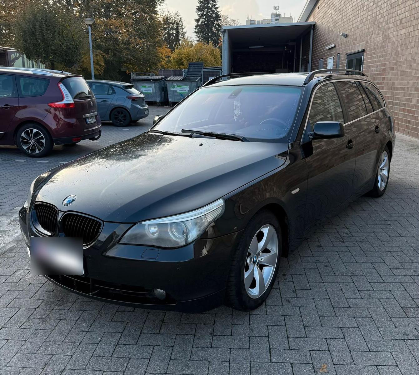 BMW 520 2006 — rear view