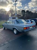 Mercedes-Benz 230 E - Mercedes-Benz 230 in Köln