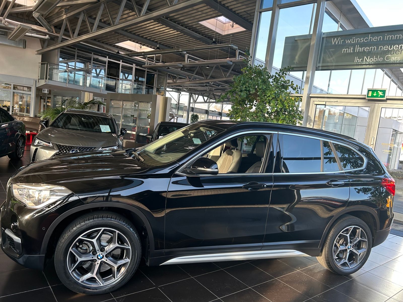 Fahrzeugabbildung BMW X1 sDrive 20 i xLine PANO AHK LED NAVI