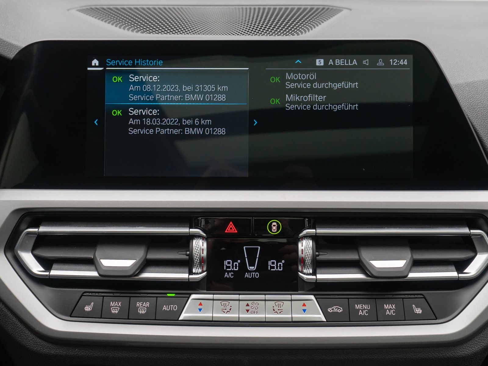 Fahrzeugabbildung BMW 320e Panorama Kamera DAB Alarm Geschwindigkeit