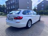 BMW 520d Touring Aut. NAVI LEDER R-KAM 4-ZONENKLIMA  - BMW 520 in Duisburg