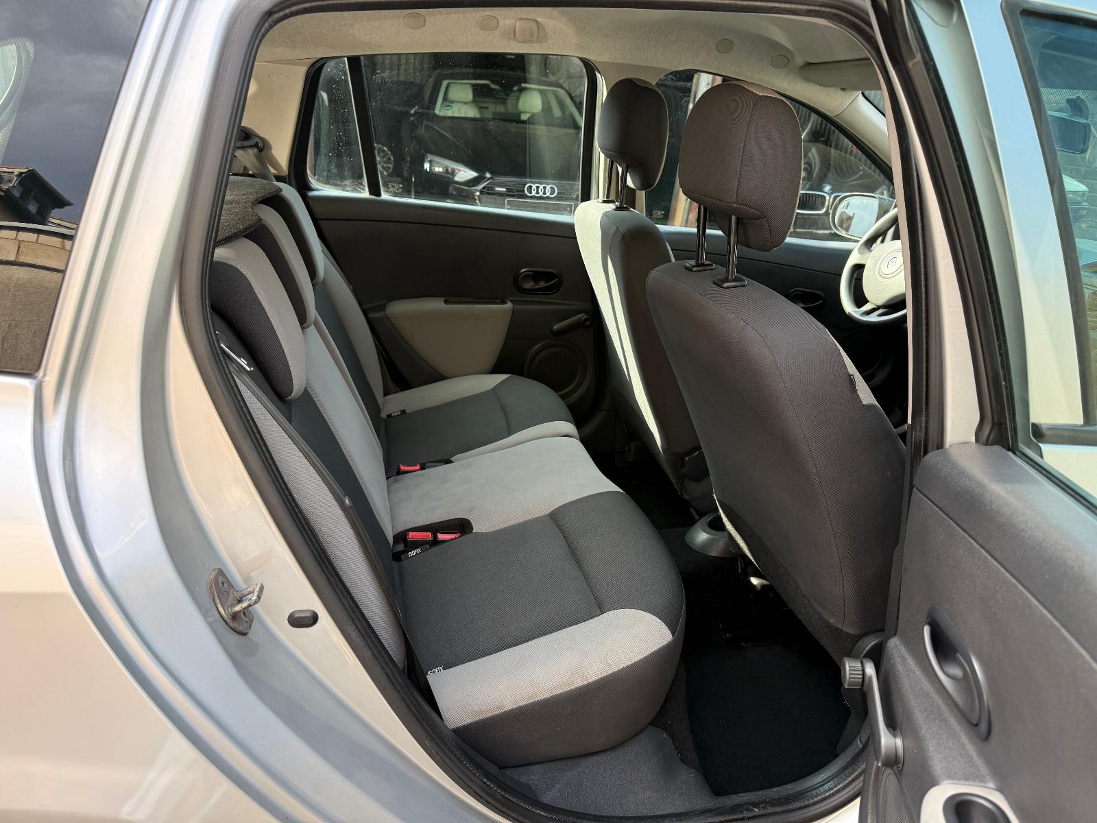 Renault Clio 2010 — photo 20