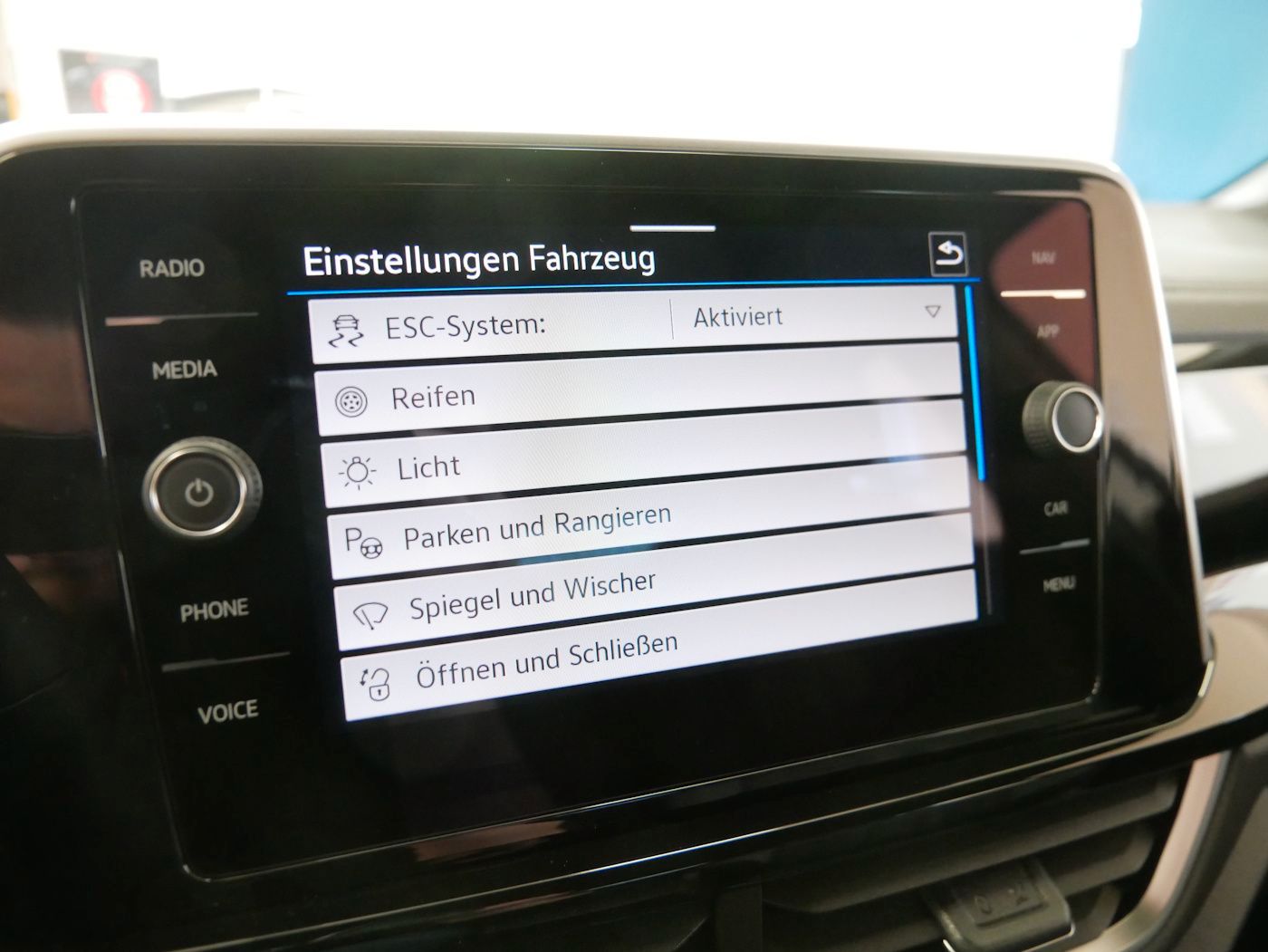 Fahrzeugabbildung Volkswagen T-Roc 1.5 TSI R-Line DSG Kamera ACC LED SHZ+LHZ