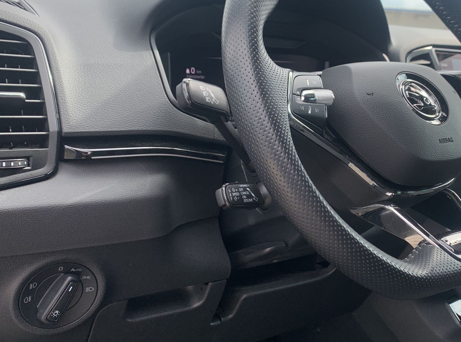 Fahrzeugabbildung SKODA Karoq 2.0 TDI*Sportline*4x4*AHK*Pano*Cam*CANTON*