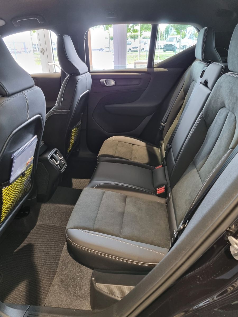 Fahrzeugabbildung Volvo XC40 Plus Dark 2WD Fahrer/Driver-Paket Ganzjahre