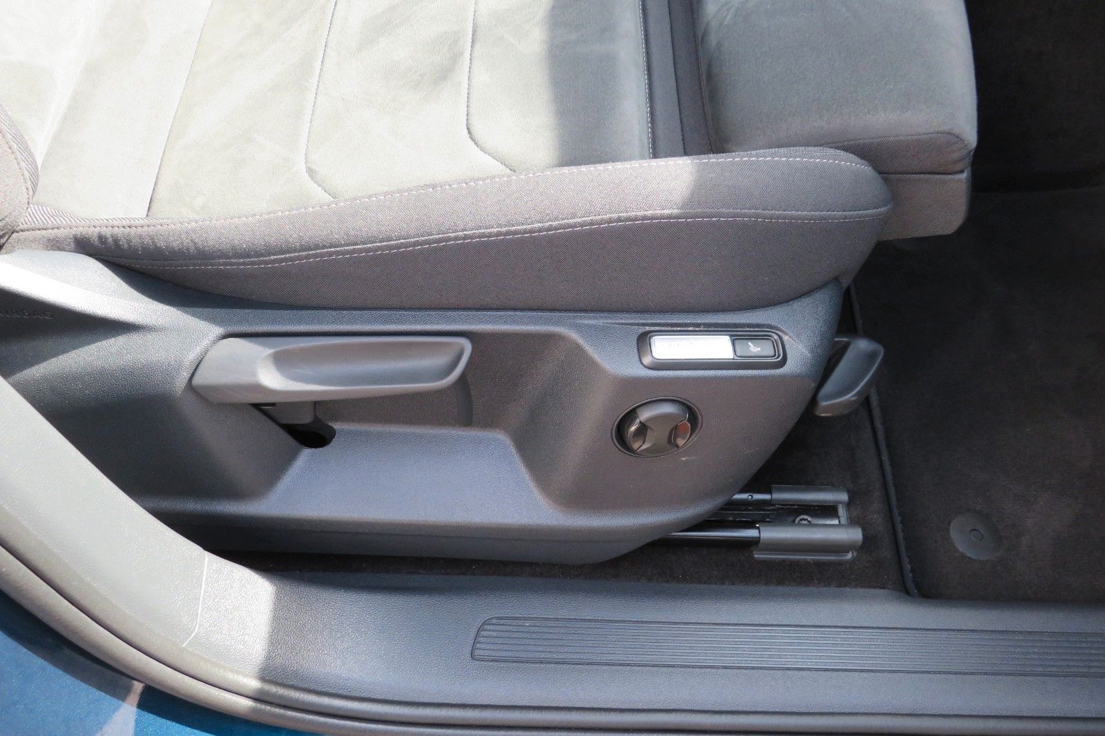 Fahrzeugabbildung Volkswagen Tiguan Life DSG AHK KAMERA ACC PDC SITZH. NAVI 1