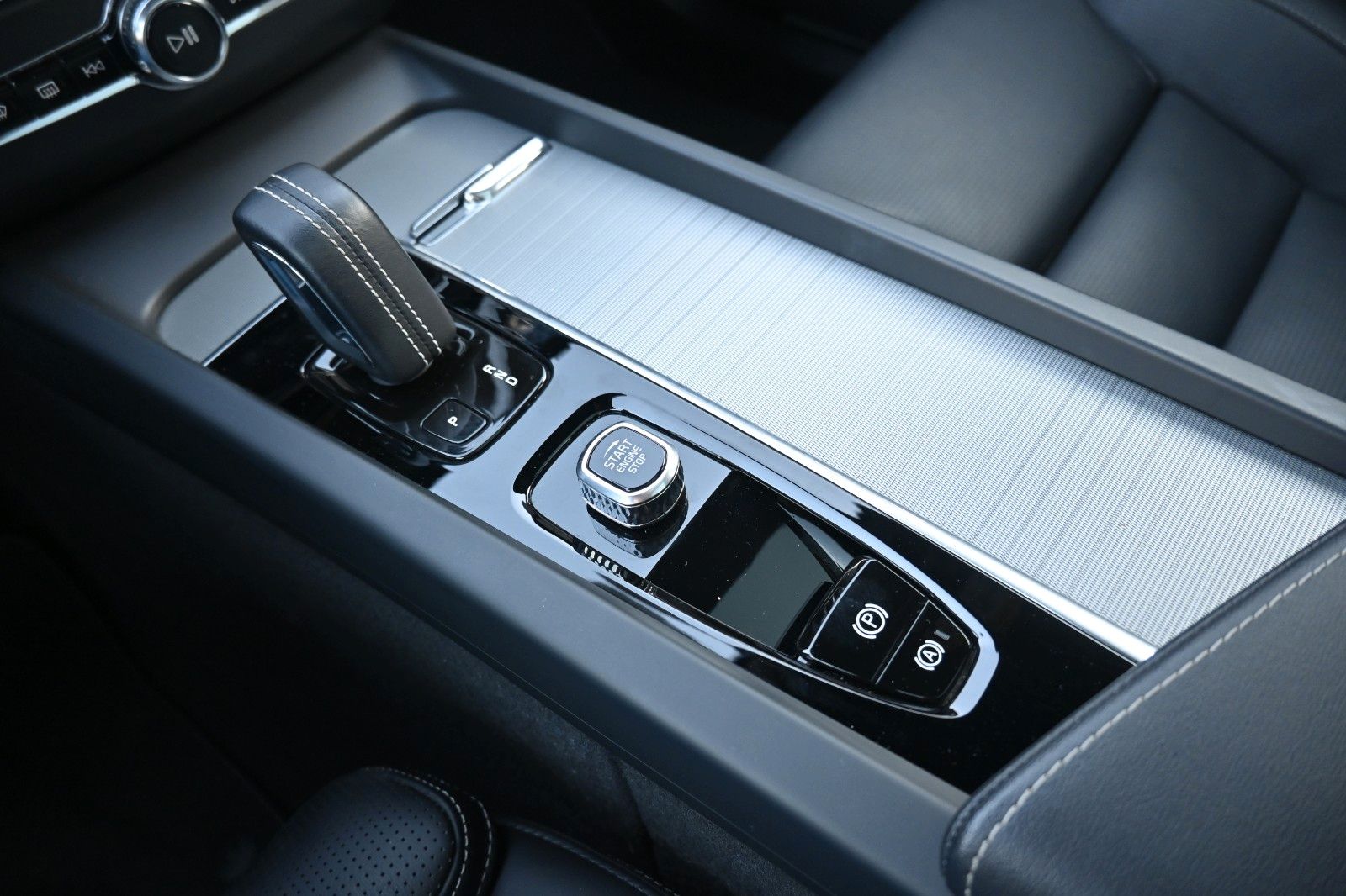 Fahrzeugabbildung Volvo XC60 T8 R-Design PHEV* AWD*AHK*NAV*ACC*PANO*