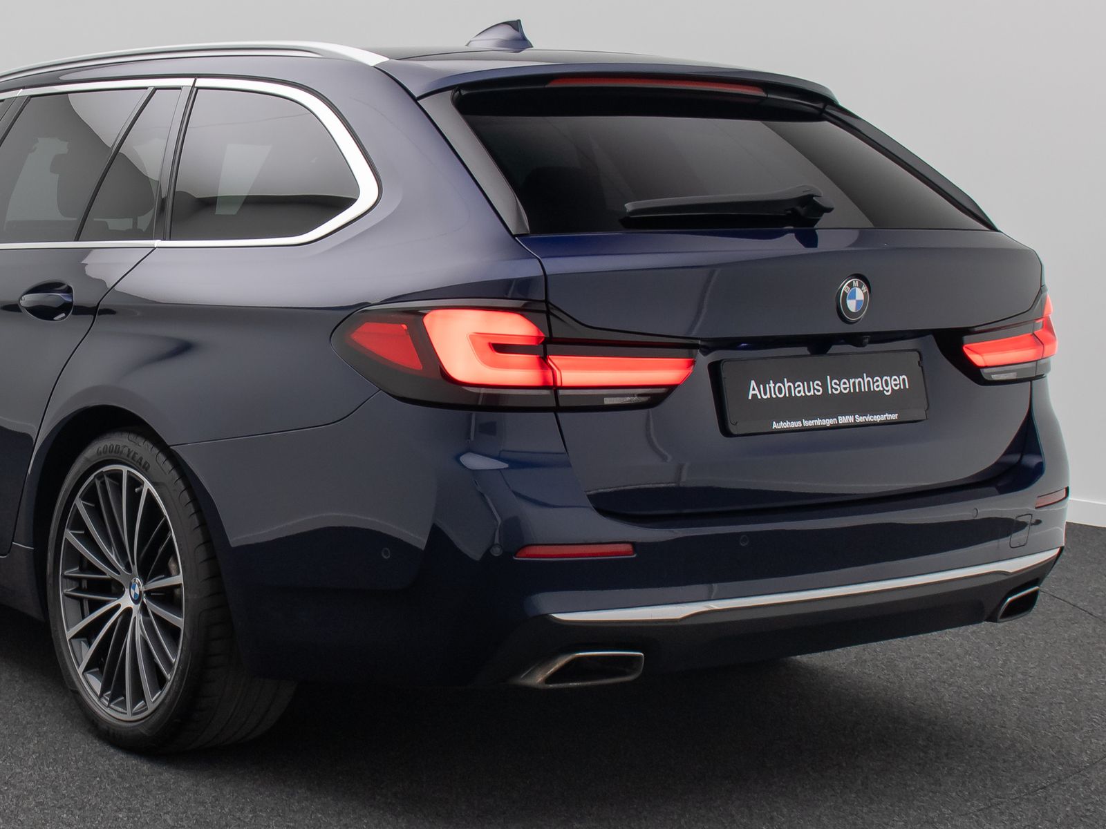 Fahrzeugabbildung BMW 530d Luxury Line DAB Kamera HUD Leder H/K 19Zoll