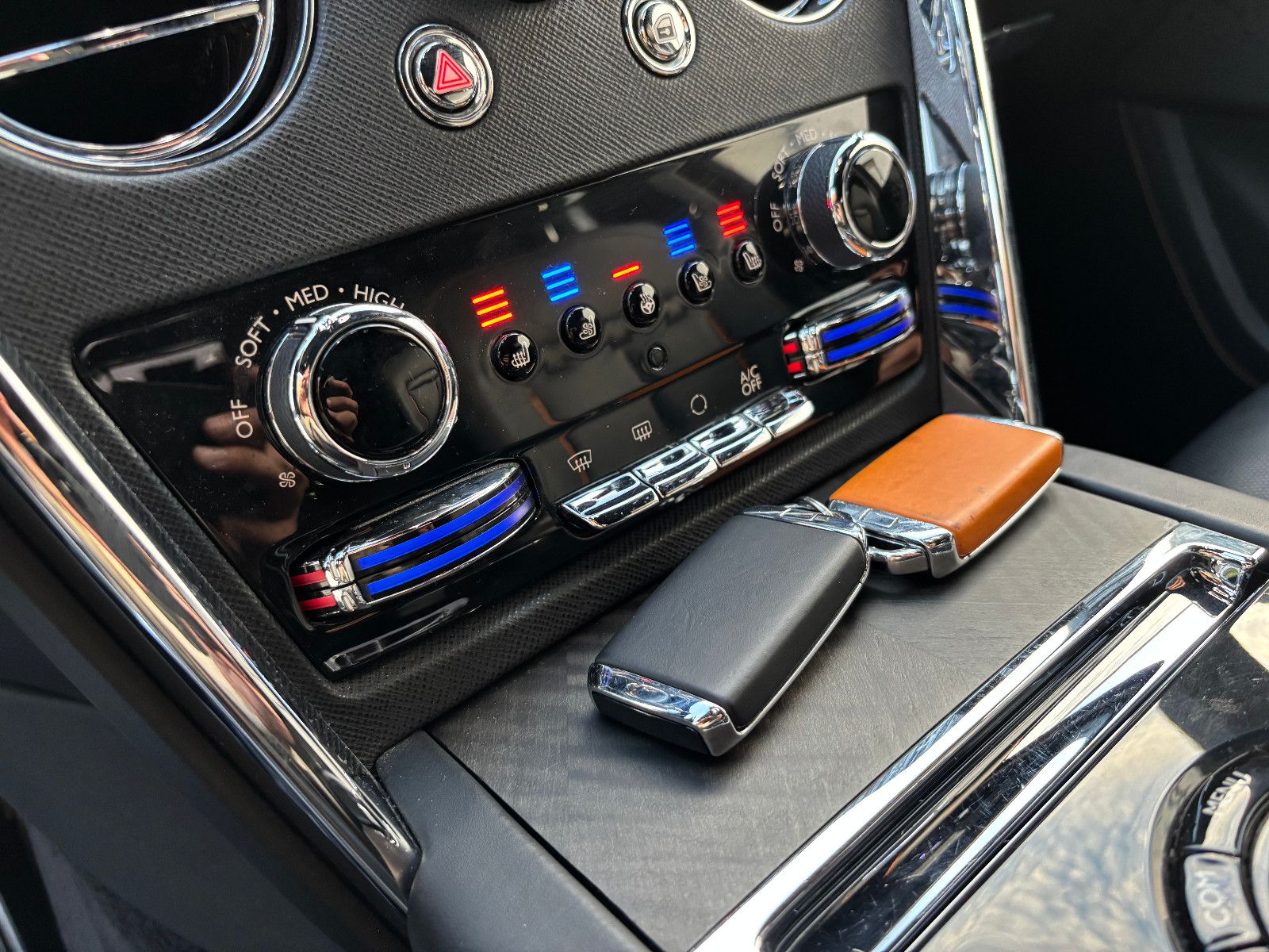 Fahrzeugabbildung Rolls-Royce Cullinan/NOVITEC/WIDEBODY/24''/FOND-TV/STERNEHIM