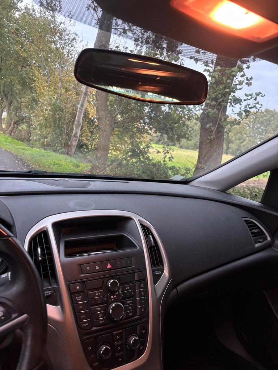 Opel Astra 2012 — photo 8