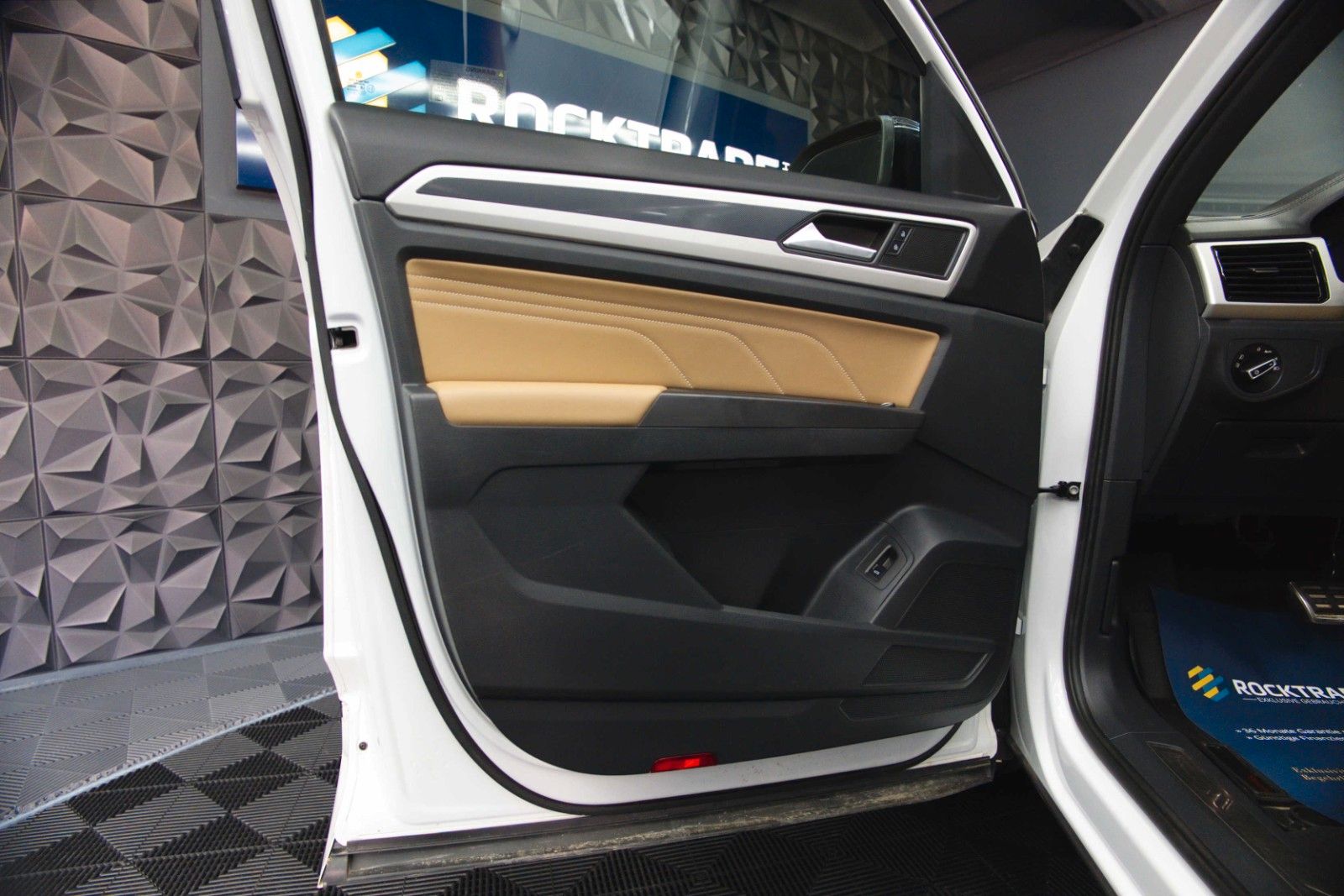 Fahrzeugabbildung Volkswagen ATLAS 3.6 Cross Sport 4x4 R-Line Black 4Motion