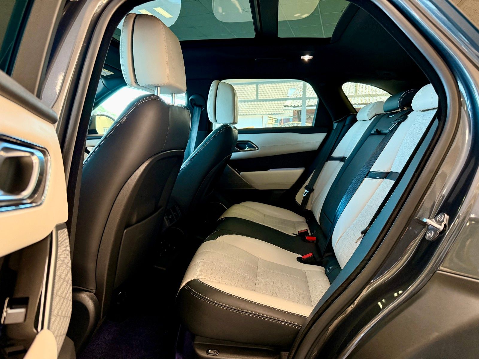 Fahrzeugabbildung Land Rover Range Rover Velar R-Dynamic HSE Design Black