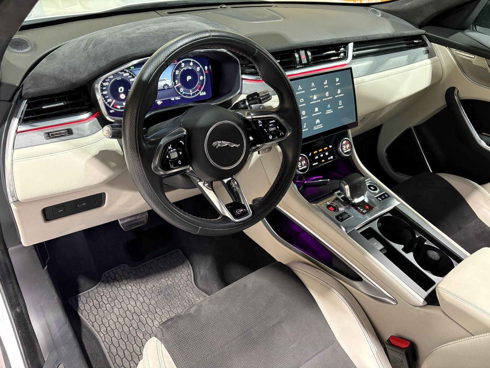 Fahrzeugabbildung Jaguar F-PACE SVR AWD/PANO/360°/APPLE/ACC/AMBIENTE/SHZ