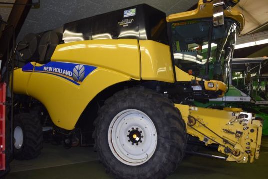 New Holland CR 9090 Elevation