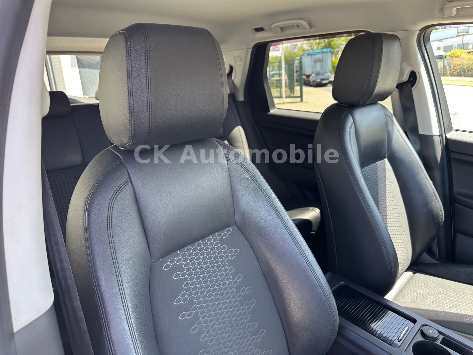 Fahrzeugabbildung Land Rover Discovery Sport 2.0 TD4 SE AWD/Navi/Bi-Xenon/Kam