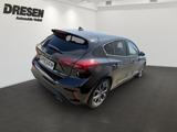Ford Focus 1.0 EcoBoost ST-Line X 5Tg. + el. Panorama - mit Benzin-Antrieb: mit Navigationssystem, mit Klimaanlage