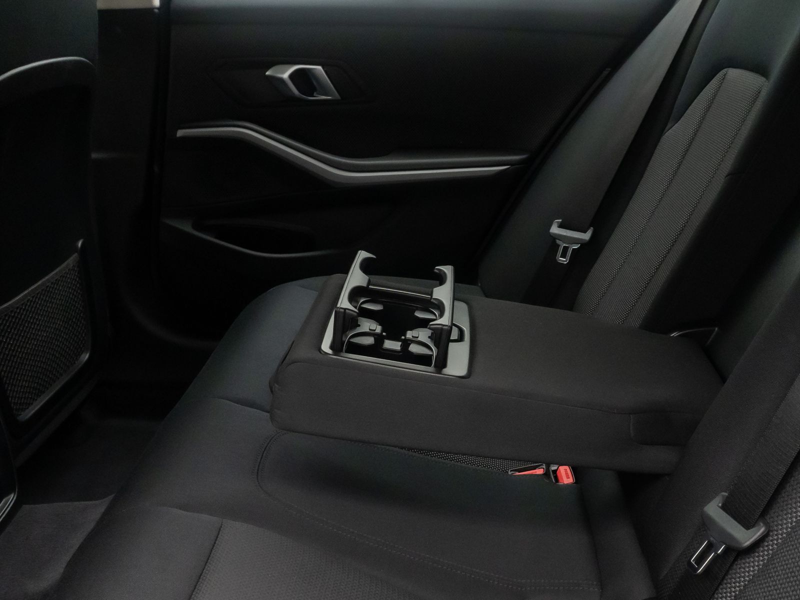 Fahrzeugabbildung BMW 320e AHK Widscreen PDC GeschwndigReg DAB HiFi