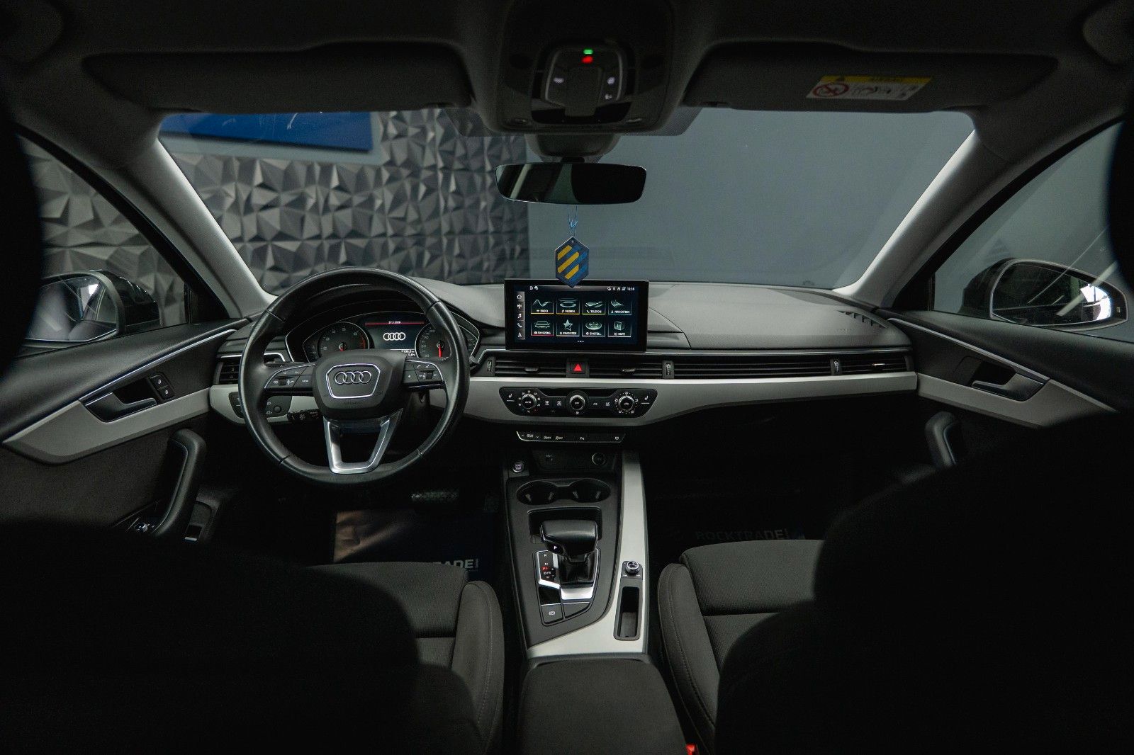Fahrzeugabbildung Audi A4 Lim. 40 TFSI advanced Sport *DAB*LED*ACC*