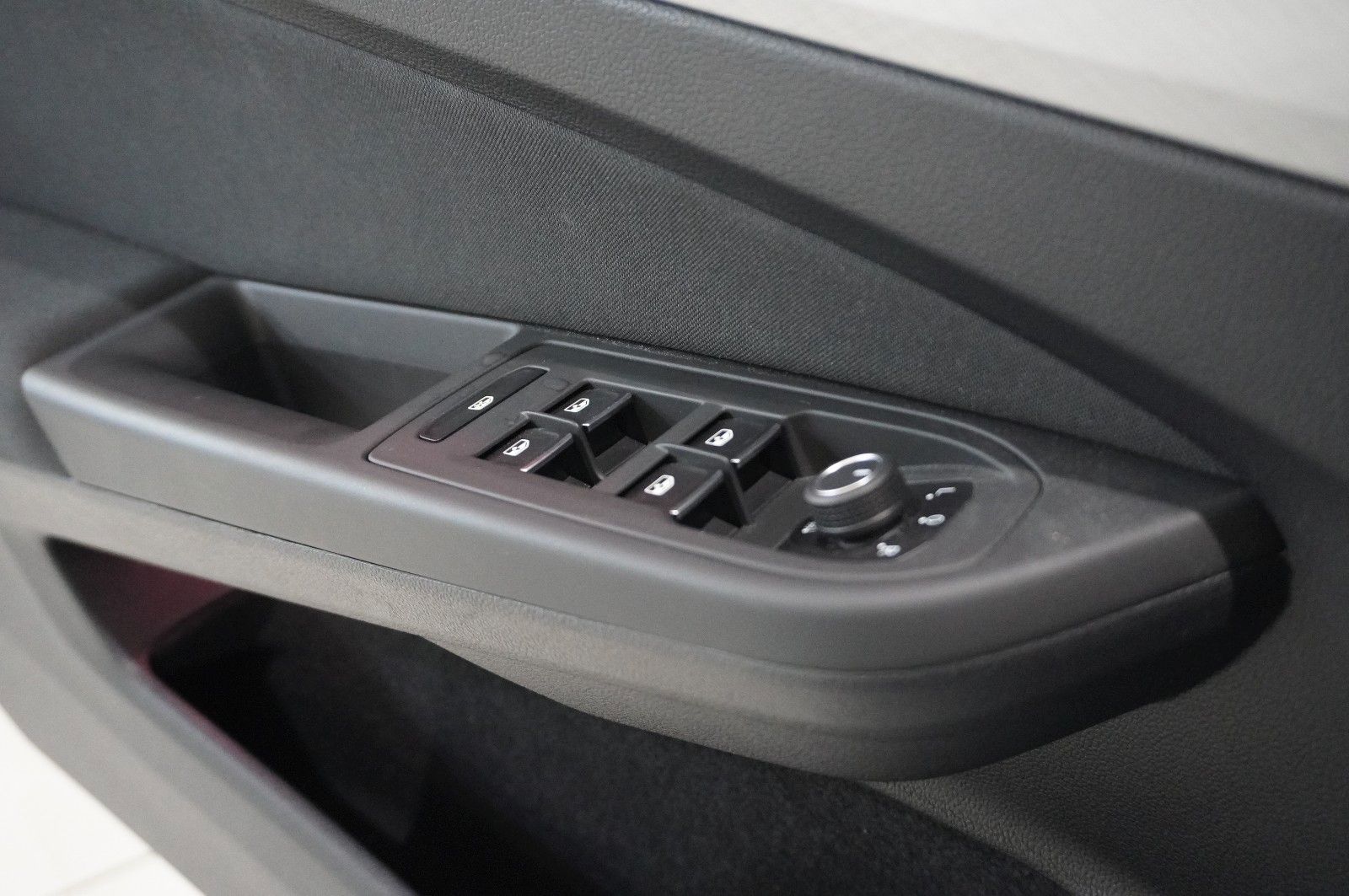Fahrzeugabbildung Volkswagen Golf VIII Lim. 2.0 TDI LIFE NAVI/LED/VIRT./DAB+