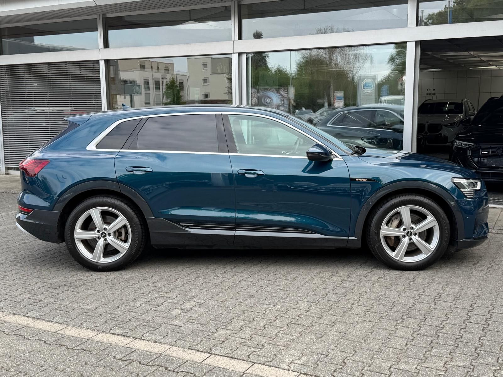 Fahrzeugabbildung Audi e-tron 50 QUATT S LINE 20"+LEDER+LUFT+ACC+KAM+
