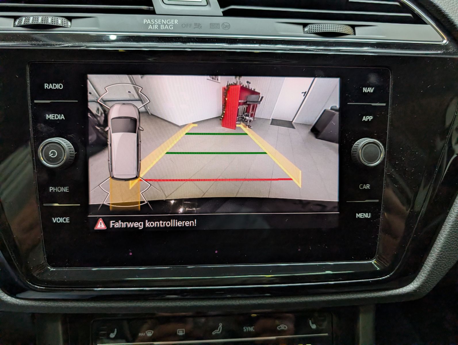 Fahrzeugabbildung Volkswagen Touran 2.0 DSG R-Line High. Pano 7-Si IQ.Dri AHK