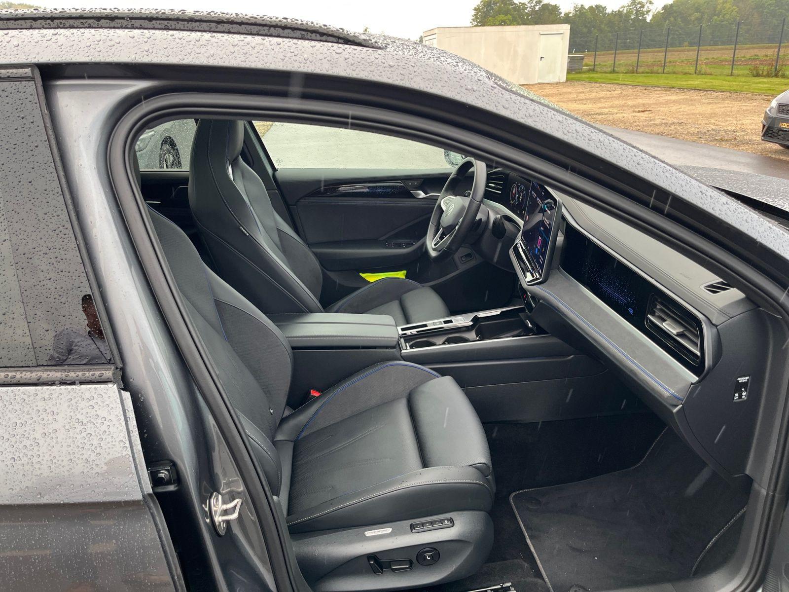 Volkswagen Passat Variant 2.0TDI R-Line DSG AHK Leder Pano 