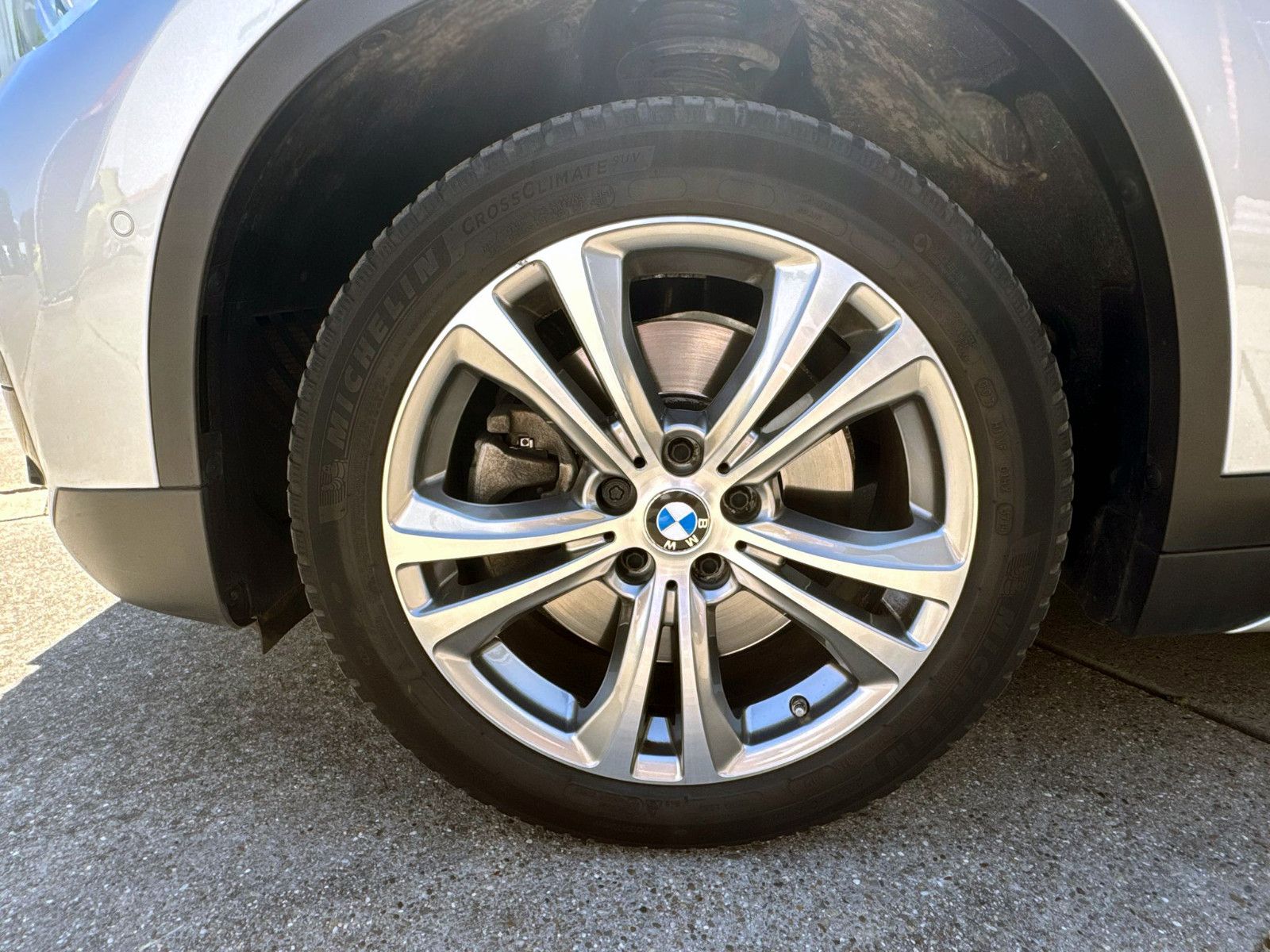 Fahrzeugabbildung BMW X1 xDrive 20i Sport-Line Temp. HUD PANO KAM PDC
