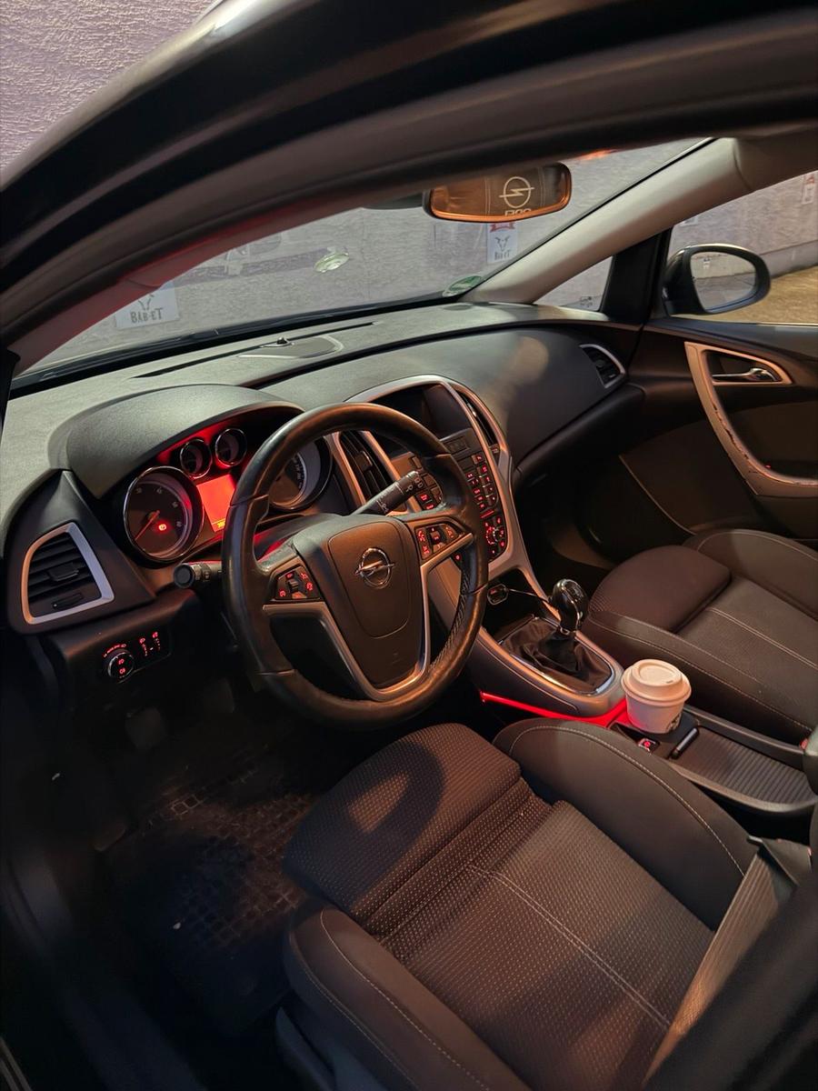 Opel Astra 2013 — photo 8