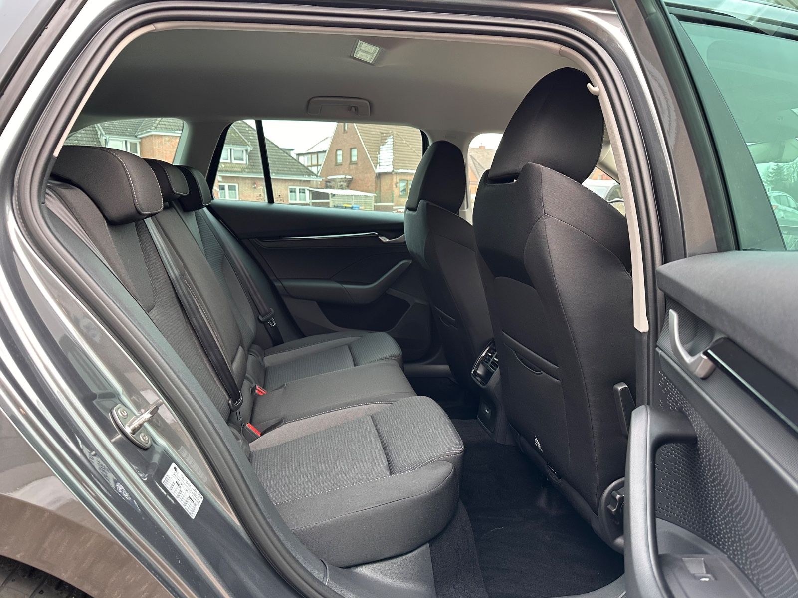 Fahrzeugabbildung SKODA Octavia Combi 1.5 TSI Selection AHK/Navi/LED/ACC