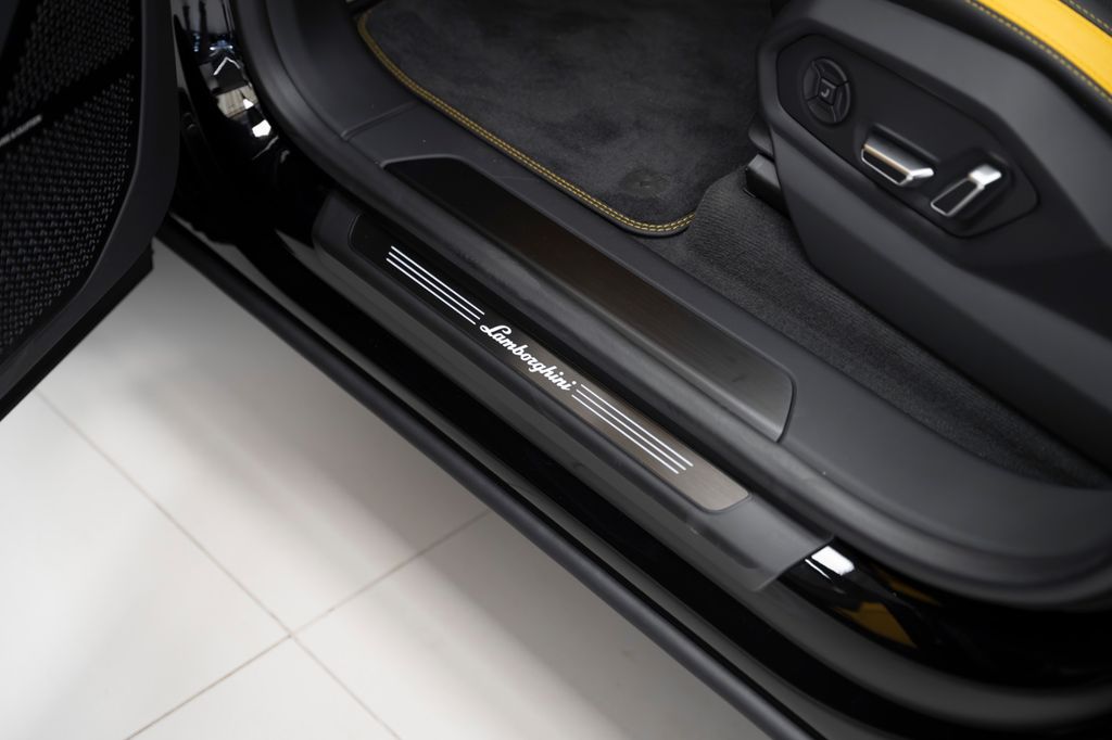 Urus 4.0 V8 SE 2026 BLACK/YELLOW AKRAPOVIC CARBO - Bild 31