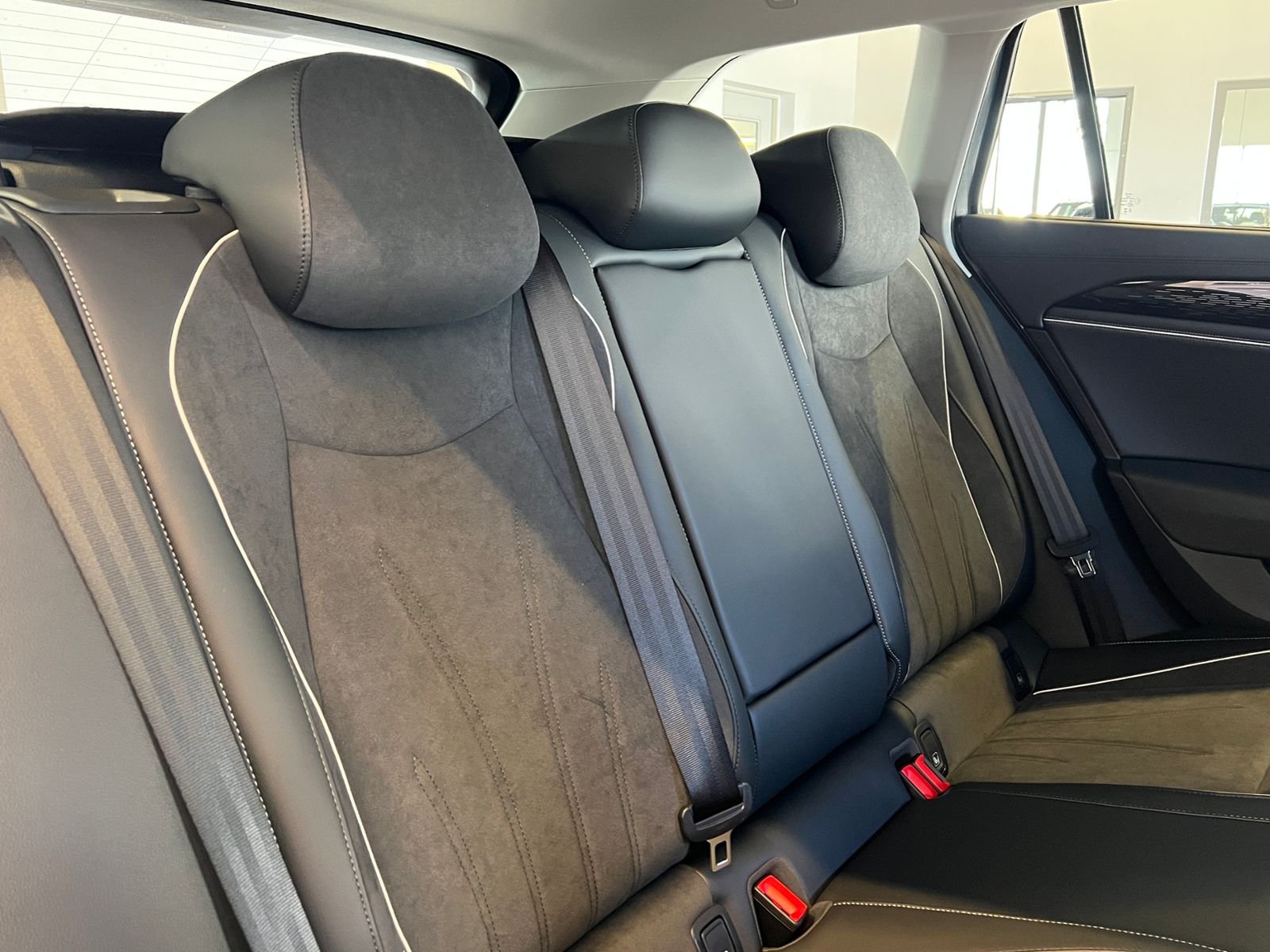 Fahrzeugabbildung Volkswagen Passat Variant Elegance 1.5 eTSI DSG *IQ.Light,